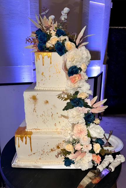 creativesweetsbakery-gallery-other-wedding-cake-purple-lights