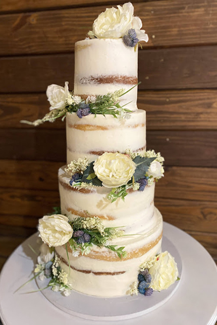 creativesweetsbakery-gallery-wedding-cake-with-dark-wood-bg-cake